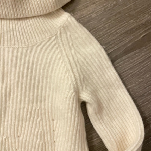 !SOLD! Banana Republic sweater. XS/ Petite XS - Picture 3 of 3